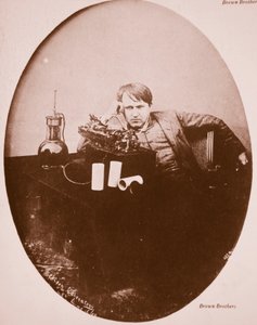 Thomas A. Edison assis à côté de sa machine améliorée, 1889 - American Photographer